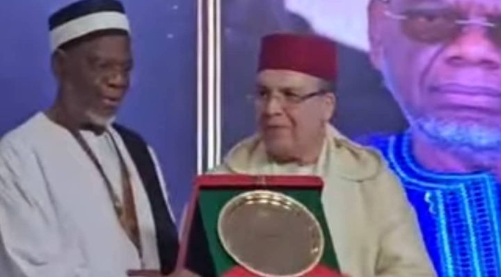 Le Président du Conseil supérieur des imams, des mosquées et des affaires islamiques (COSIM), le Cheikhoul Aïma Ousmane Diakité, a été désigné lauréat du Grand Prix honorifique de la Fondation Mohammed VI des Oulema Africain