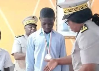 Un geste de bravoure remarquable a été célébré ce mardi 9 décembre 2025 à Didiévi. Âgé de seulement 13 ans, l’élève Kindoh Koffi Jeannot Ahoussou a été honoré pour avoir sauvé la vie de son jeune frère