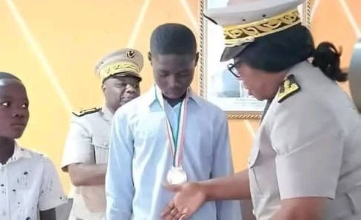 Un geste de bravoure remarquable a été célébré ce mardi 9 décembre 2025 à Didiévi. Âgé de seulement 13 ans, l’élève Kindoh Koffi Jeannot Ahoussou a été honoré pour avoir sauvé la vie de son jeune frère