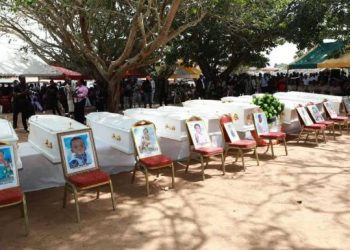 le ministre de la Santé, de l’Hygiène publique et de la Couverture maladie universelle, Pierre Dimba, a pris part, au nom du gouvernement, aux funérailles des victimes