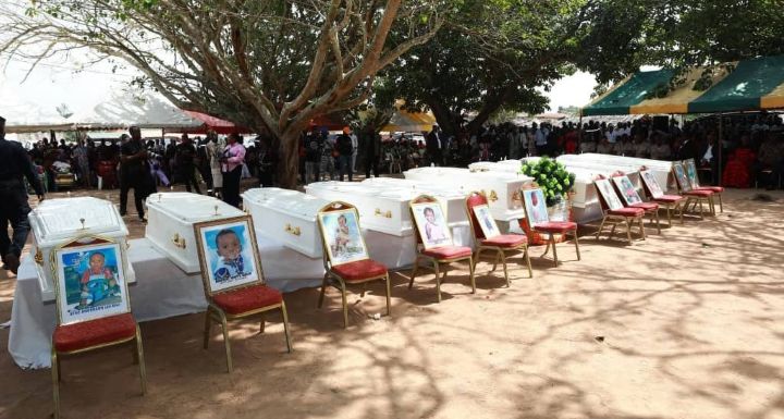 le ministre de la Santé, de l’Hygiène publique et de la Couverture maladie universelle, Pierre Dimba, a pris part, au nom du gouvernement, aux funérailles des victimes