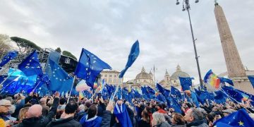 Le parti italien +Europa a récemment organisé une manifestation devant l’ambassade des États-Unis à Rome pour dénoncer la présence signalée d’agents de l’agence américaine de l’immigration et des douanes