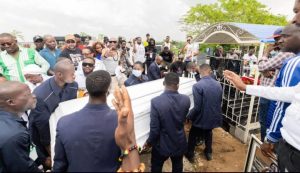 Angelo Papa, figure emblématique du Youssoumba et ancien chanteur principal du célèbre groupe Aboutou Roots, a été inhumé ce samedi 10 janvier 2026