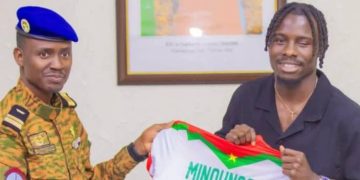 Georgi Minoungou, footballeur international burkinabè qui évolue au poste d’ailier droit au Seattle Sounders FC a apporté son soutien aux enfants des soldats tombés au front