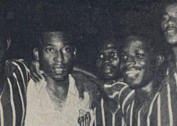 Le mythique Pelé, alors double champion du monde avec le Brésil, foulait la pelouse ivoirienne à l’occasion d’un match amical