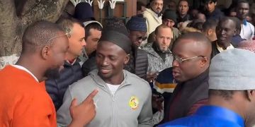 Ce vendredi 16 janvier 2026, à la veille de la grande finale de la Coupe d’Afrique des Nations, l’attaquant sénégalais Sadio Mané et quelques-uns de ses coéquipiers ont accompli la prière du vendredi