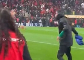 Une scène pour le moins spectaculaire et polémique s’est produite le dimanche 18 janvier 2026 lors de la finale de la Coupe d’Afrique des Nations (CAN) 2025 opposant le Maroc au Sénégal