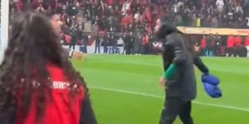 Une scène pour le moins spectaculaire et polémique s’est produite le dimanche 18 janvier 2026 lors de la finale de la Coupe d’Afrique des Nations (CAN) 2025 opposant le Maroc au Sénégal