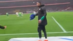 Une scène pour le moins spectaculaire et polémique s’est produite le dimanche 18 janvier 2026 lors de la finale de la Coupe d’Afrique des Nations (CAN) 2025 opposant le Maroc au Sénégal