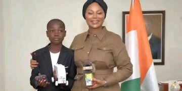 le jeune inventeur N’Guessan Elvis, élève en 6e10 au Lycée Moderne d’Abobo qui a su réinventer le système de sonorisation a été reçu par Nassénéba Touré