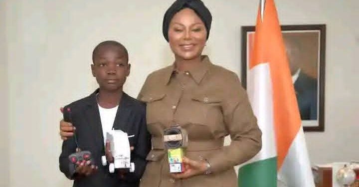 le jeune inventeur N’Guessan Elvis, élève en 6e10 au Lycée Moderne d’Abobo qui a su réinventer le système de sonorisation a été reçu par Nassénéba Touré