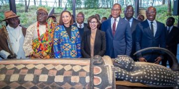 Ce vendredi 20 février 2026 : la France a officiellement restitué à la Côte d’Ivoire le « Djidji Ayôkwé », un tambour parleur vieux de plus d’un siècle