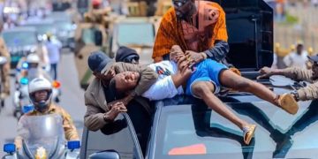 un jeune homme a pu s’infiltrer jusqu’à monté sur le véhicule pour saluer Doumbouya