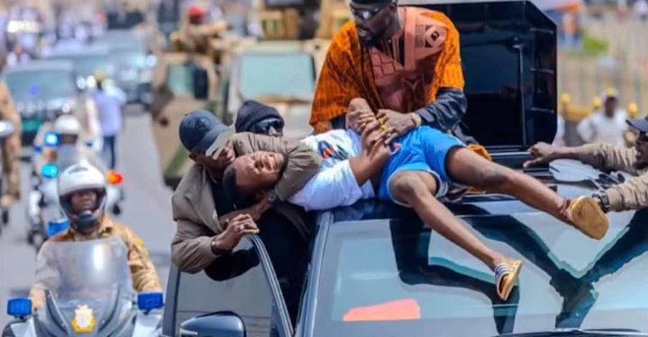 un jeune homme a pu s’infiltrer jusqu’à monté sur le véhicule pour saluer Doumbouya