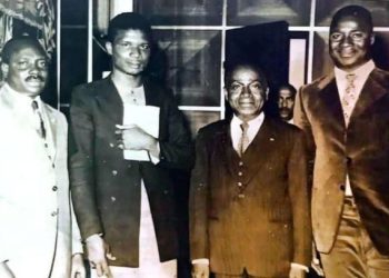 le boxeur ivoirien Séa Robinson fut le deuxième sportif du pays à être reçu à titre individuel par le président de la République, Félix Houphouët‑Boigny