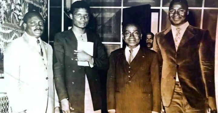 le boxeur ivoirien Séa Robinson fut le deuxième sportif du pays à être reçu à titre individuel par le président de la République, Félix Houphouët‑Boigny