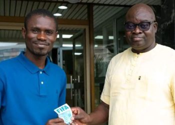 La Fédération Ivoirienne de Football (FIF) a procédé, le mercredi 11 mars 2026, à la cérémonie officielle de remise d’insignes et de macarons aux arbitres ivoiriens