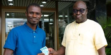 La Fédération Ivoirienne de Football (FIF) a procédé, le mercredi 11 mars 2026, à la cérémonie officielle de remise d’insignes et de macarons aux arbitres ivoiriens