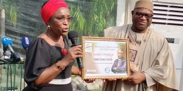 La cérémonie de remise officielle de la carte de membre de l’Association des Écrivains de Côte d’Ivoire (AECI) à l’entrepreneur et auteur Touré Ahmed Bouah s’est tenue le vendredi 13 mars 2026