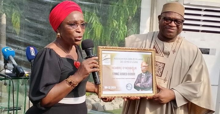 La cérémonie de remise officielle de la carte de membre de l’Association des Écrivains de Côte d’Ivoire (AECI) à l’entrepreneur et auteur Touré Ahmed Bouah s’est tenue le vendredi 13 mars 2026