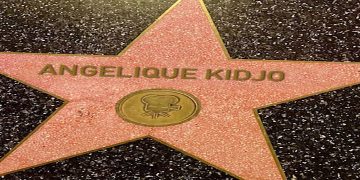 La chanteuse béninoise Angélique Kidjo marquera l’histoire en 2026 en devenant la première artiste africaine à recevoir une étoile sur le mythique Hollywood Walk of Fame