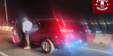 Un individu urine sur le 4e Pont