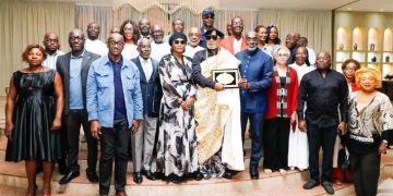 Le Député-Maire Jean-Marc Yacé y a élevé au rang de citoyen d’honneur l’artiste congolais de renommée internationale Koffi Olomidé