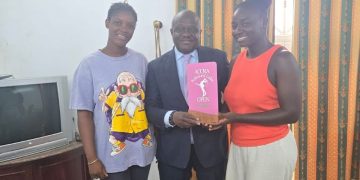 Sadjo Coulibaly, a officiellement présenté son trophée, ce mardi, au président de la Fédération ivoirienne de tennis, Maître Sylvère Koyo