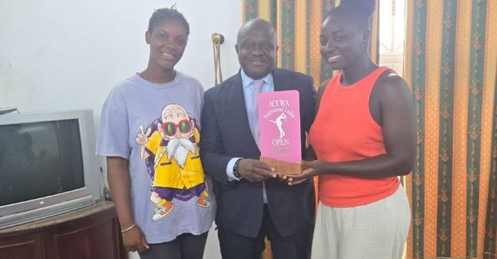Sadjo Coulibaly, a officiellement présenté son trophée, ce mardi, au président de la Fédération ivoirienne de tennis, Maître Sylvère Koyo