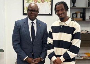 Yann Gboho, joueur du Toulouse FC, s’est rendu au Consulat de la République de Côte d’Ivoire en France