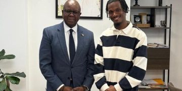 Yann Gboho, joueur du Toulouse FC, s’est rendu au Consulat de la République de Côte d’Ivoire en France