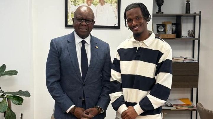 Yann Gboho, joueur du Toulouse FC, s’est rendu au Consulat de la République de Côte d’Ivoire en France