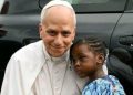 Le Pape Léon XIV et une fillette