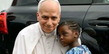 Le Pape Léon XIV et une fillette