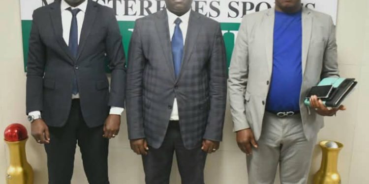 le ministre des Sports Adjé Silas Metch a reçu en audience à son cabinet le professeur Dabié Désiré Axel Nassa