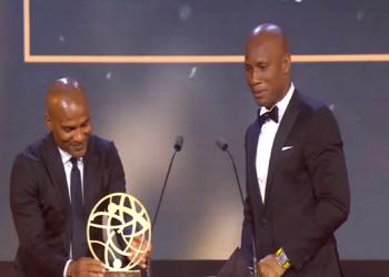 Didier Drogba, a été honoré en recevant le trophée de joueur citoyen de l’année