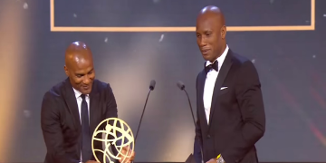 Didier Drogba, a été honoré en recevant le trophée de joueur citoyen de l’année
