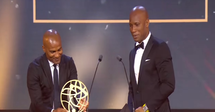 Didier Drogba, a été honoré en recevant le trophée de joueur citoyen de l’année