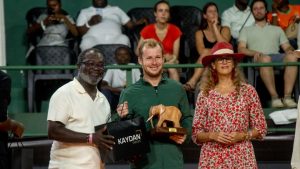 Le joueur belge Gauthier Onclin y a confirmé son excellente forme en remportant le trophée, signant ainsi un doublé remarquable après sa victoire au Challenger 50 dans le cadre du Côte d’Ivoire Tennis Open