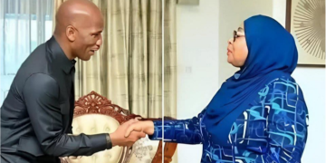 Samia Suluhu Hassan a fait appel à l’ancienne star du football ivoirien Didier Drogba pour accompagner son pays dans la préparation de la CAN 2027