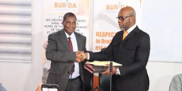 la cérémonie officielle de passation de charges entre Akpatou Kouamé Koffi Serge, Directeur général par intérim sortant, et le Professeur Hien Sié, nouveau Directeur général par intérim
