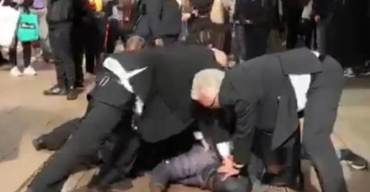Yves Sakila, ressortissant congolais âgé de 35 ans, est décédé le vendredi 16 mai 2026 à l’hôpital Mater de Dublin après avoir été violemment immobilisé au sol