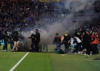La rencontre a été définitivement arrêtée à la 22e minute à la suite d’incidents graves impliquant des supporters nantais