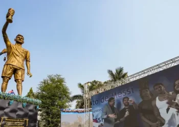 une statue géante de Lionel Messi