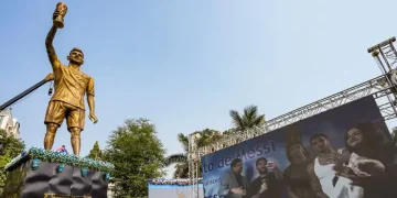 une statue géante de Lionel Messi