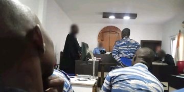 Le Tribunal militaire d’Abidjan a rendu, le 4 juin 2026, une décision particulièrement sévère dans une affaire de racket impliquant un sous-officier des forces de défense et de sécurité. L’adjudant K.K.D