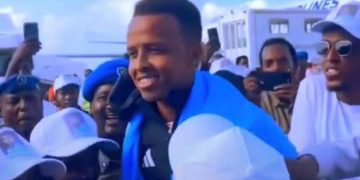 Omar Abdulkadir Artan, désigné meilleur arbitre africain de l’année 2025 par la Confédération africaine de football (CAF), a reçu un accueil triomphal à son retour en Somalie