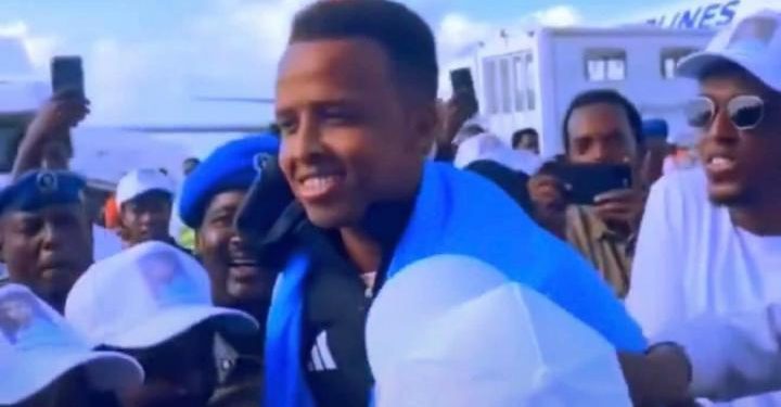 Omar Abdulkadir Artan, désigné meilleur arbitre africain de l’année 2025 par la Confédération africaine de football (CAF), a reçu un accueil triomphal à son retour en Somalie