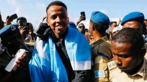 Omar Abdulkadir Artan, désigné meilleur arbitre africain de l’année 2025 par la Confédération africaine de football (CAF), a reçu un accueil triomphal à son retour en Somalie