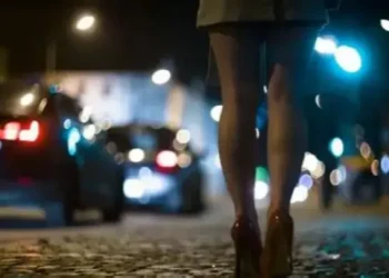 Un homme paie une prostituée avec des faux billets